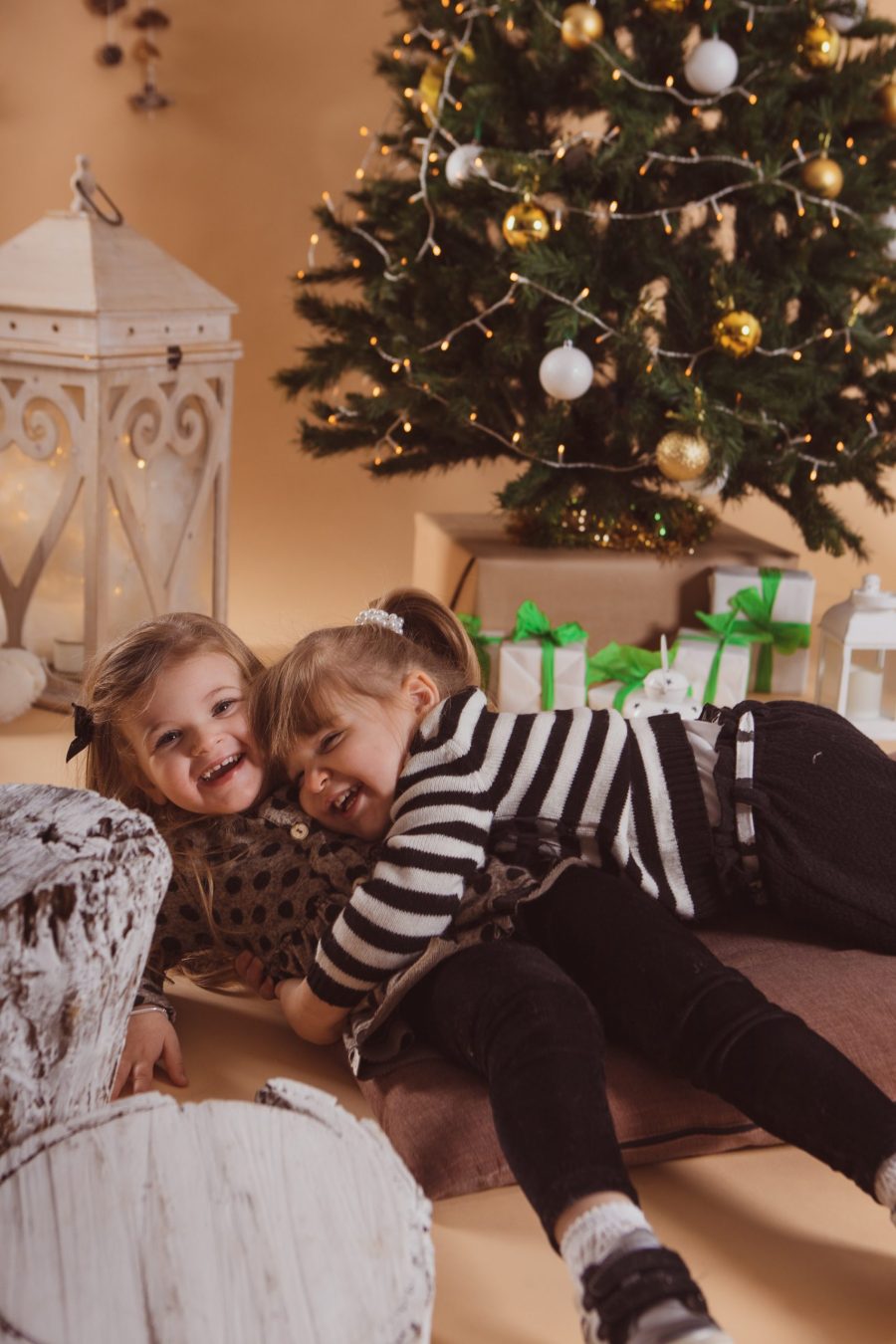 famiglia bambine figlie albero natale regali casa servizio fotografico sorelle luci addobbi feste