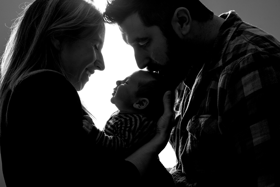 famiglia bianco e nero mamma papà figlio neonato abbraccio felicità sorrisi servizio fotografico