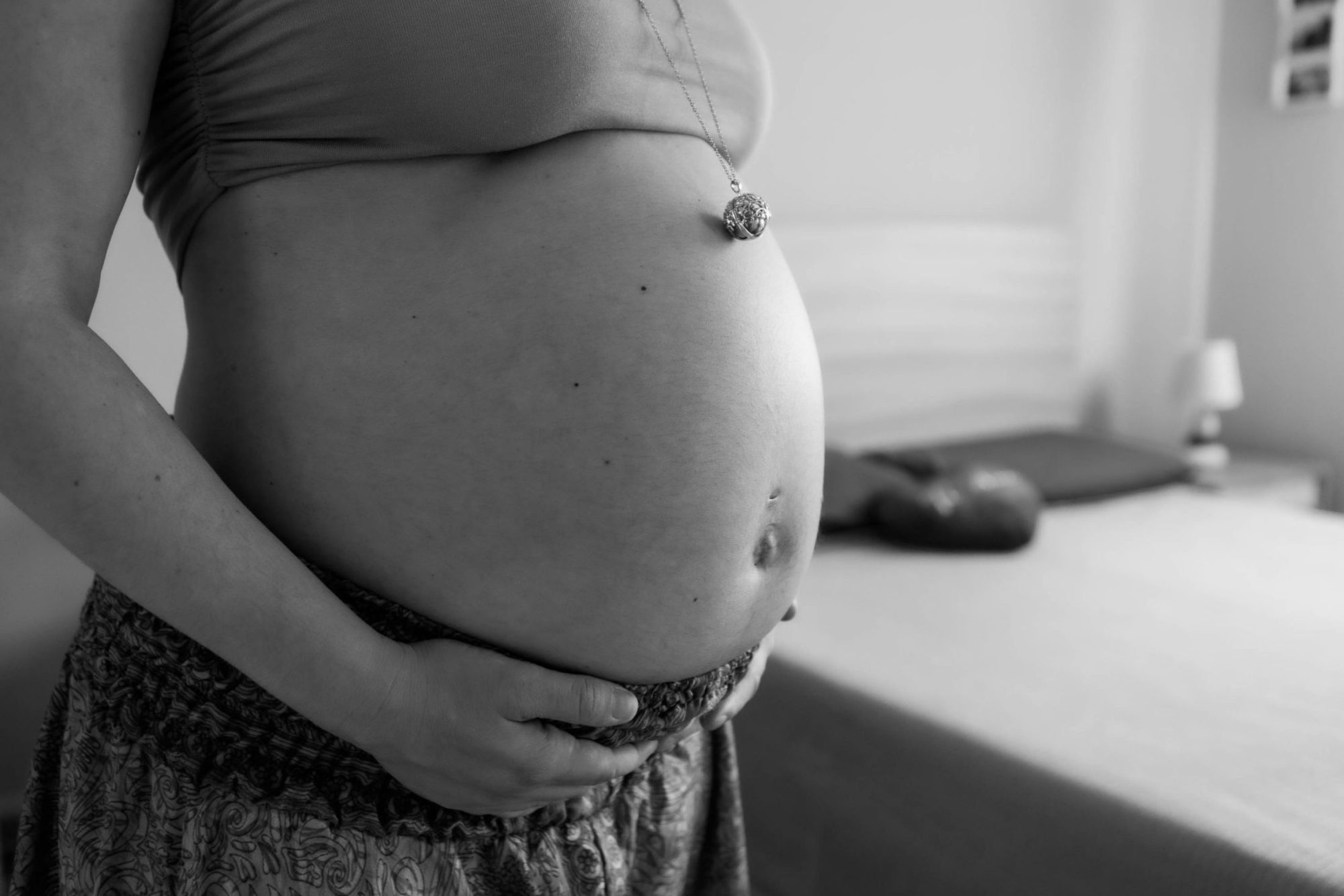 fotografia pancia donna incinta felice gravidanza maternità dolce attesa bianco e nero pancione premaman servizio fotografico 