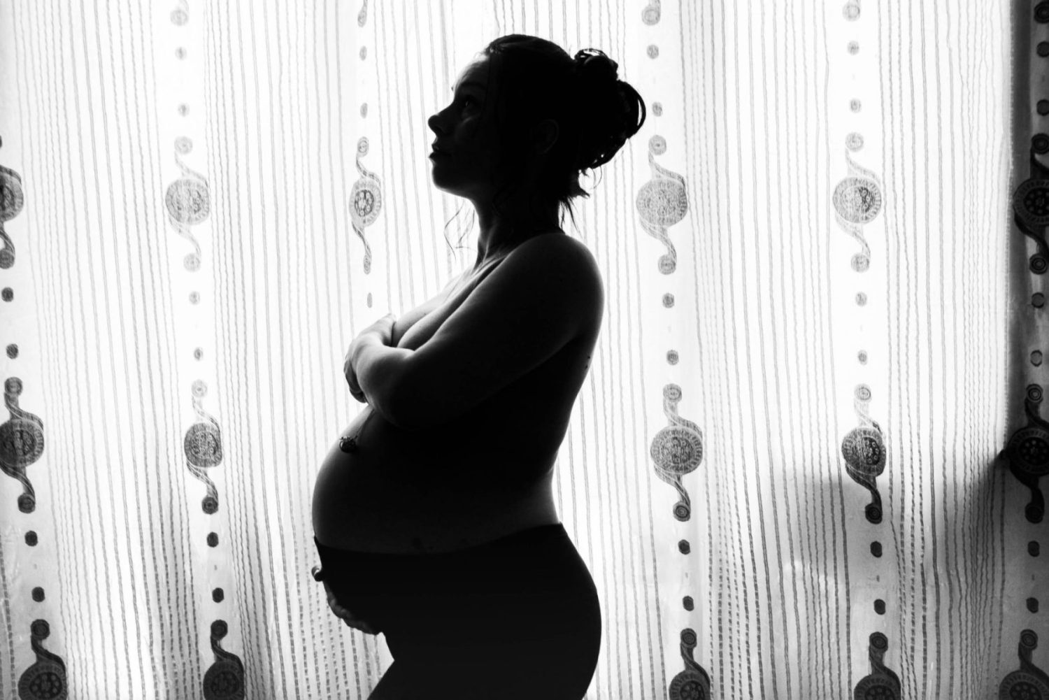 servizio fotografico maternità intesa coppia nascituro prepaman fotografia bianco e nero contrasto pancione dolce attesa donna incinta