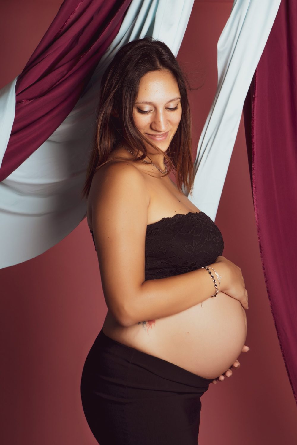 fotografia pancia donna incinta sorriso felice gravidanza maternità dolce attesa 