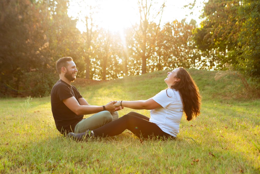 coppia marito e moglie parco fotografia giardino felici mani intesa sole natura servizio fotografico