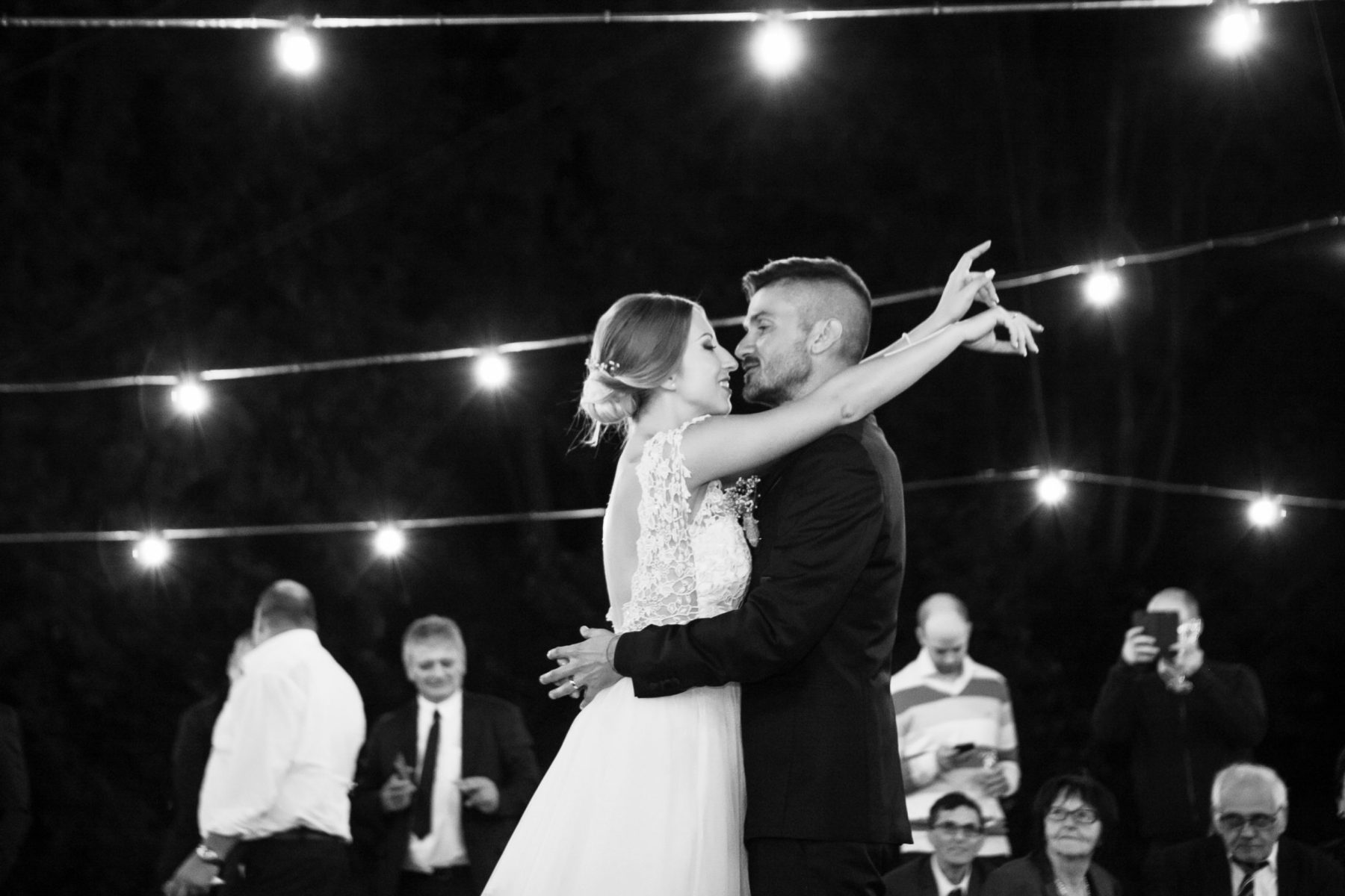 fotografia sposi in bianco e nero fotografia romantica mentre  fanno primo ballo da sposati servizio fotografico matrimonio carpi