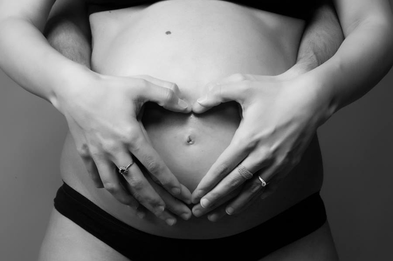 servizio fotografico pancia donna incinta gravidanza bianco e nero futura mamma  mani a cuore
