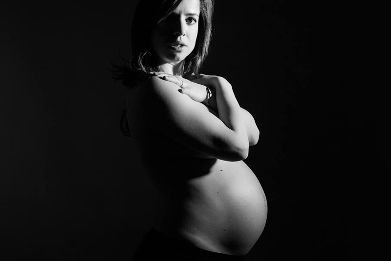 fotografia pancia donna incinta bianco e nero gravidanza maternità dolce attesa braccia conserte
