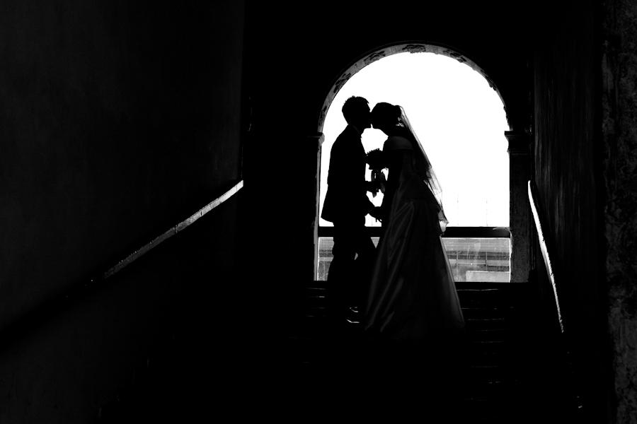 servizio fotografico matrimonio sposi bacio rubato in penombra  romantico fotografo carpi bianco e nero