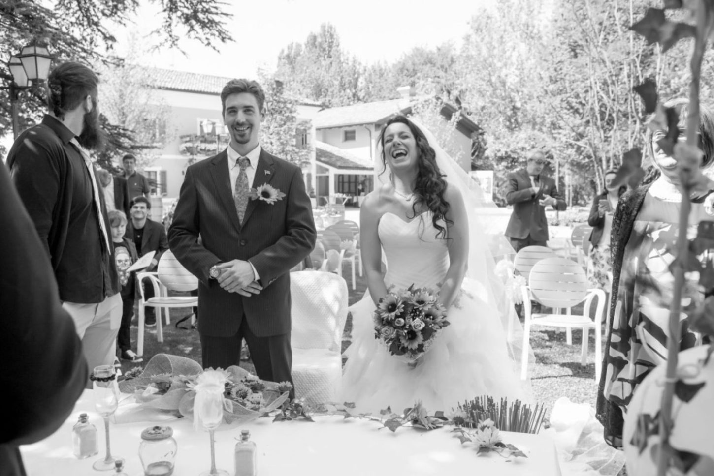 servizio fotografico matrimonio felici sposi all'altare scambio promesse risate bianco e nero fotografo carpi