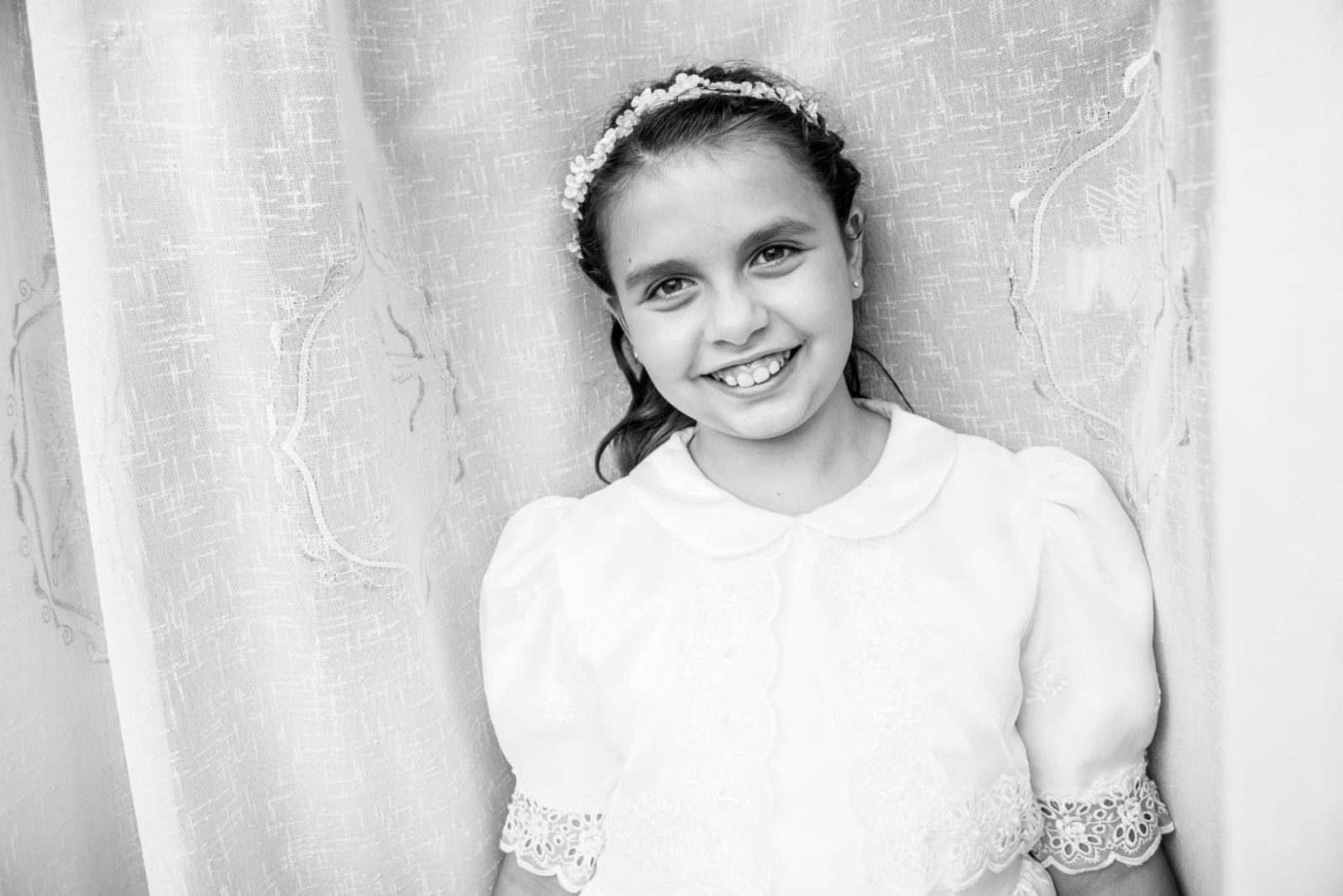 bianco e nero fotografia comunione bambina sorriso coroncina fiori cerchietto servizio fotografo cresima presonalizzato