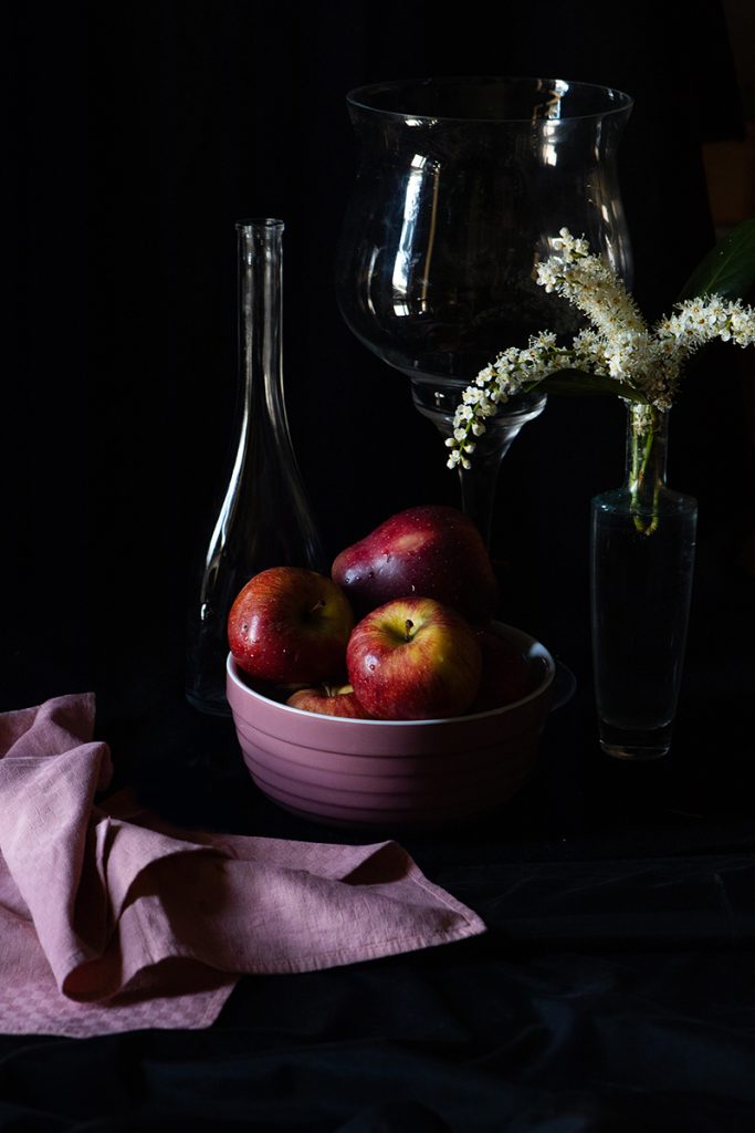 fotografia still life  cibo ambientato con oggetti coordinati su contrasti di colore su nero