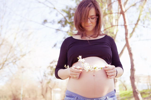 fotografia pancia donna incinta fiori parco pancione gravidanza maternità dolce attesa futura famiglia