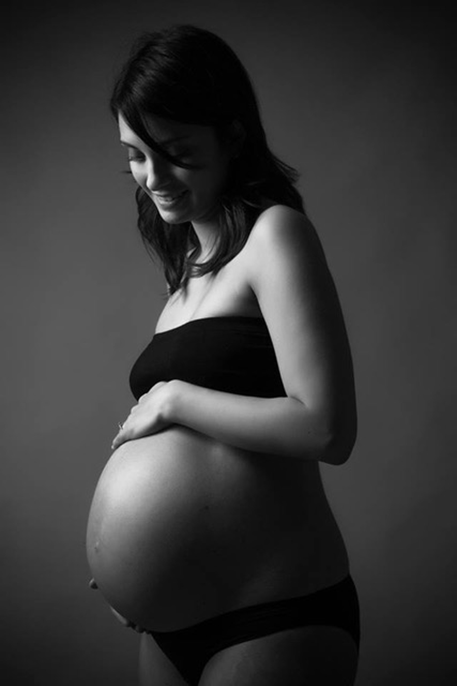 fotografia bianco e nero pancia donna incinta pancione gravidanza maternità dolce attesa futura famiglia