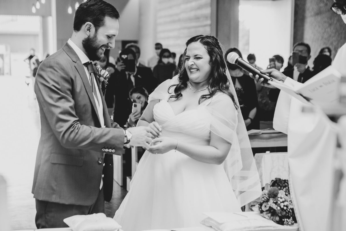 servizio fotografico cerimonie scambio delle fedi risate sposa curvy chiesa felici matrimonio abito bianco abito da sposa con velo bianco e nero