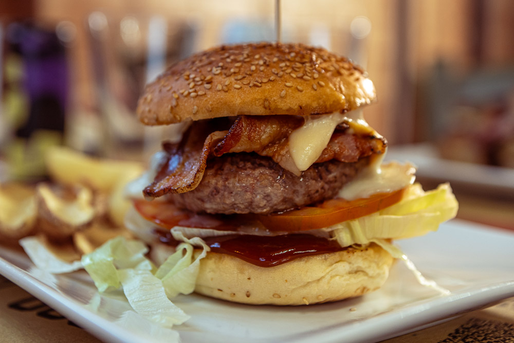 Hamburger gourmet con bacon e formaggio fotografato per un servizio food & wine
