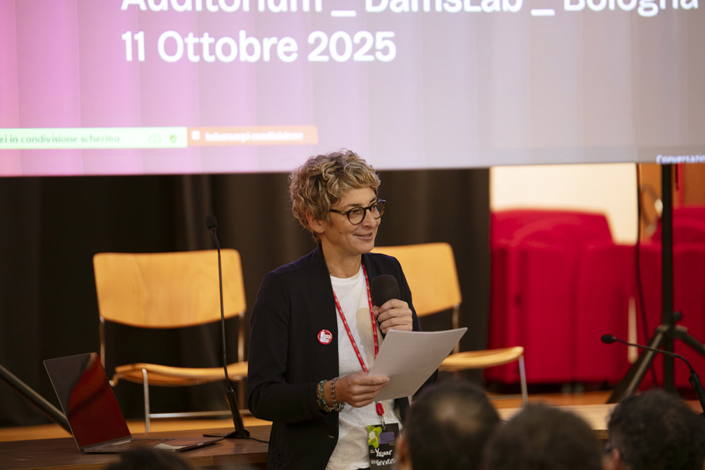 Relatrice presenta sul palco durante un evento aziendale a Bologna