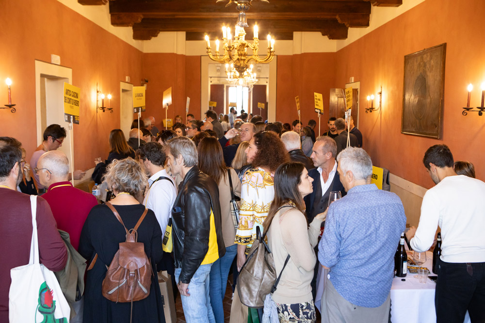Partecipanti affollano il corridoio durante un evento di degustazione vini con cantine espositrici