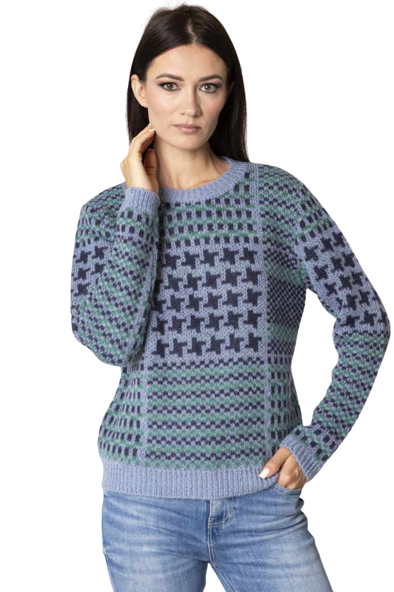 Modella indossa un maglione a fantasia geometrica fotografato per catalogo abbigliamento