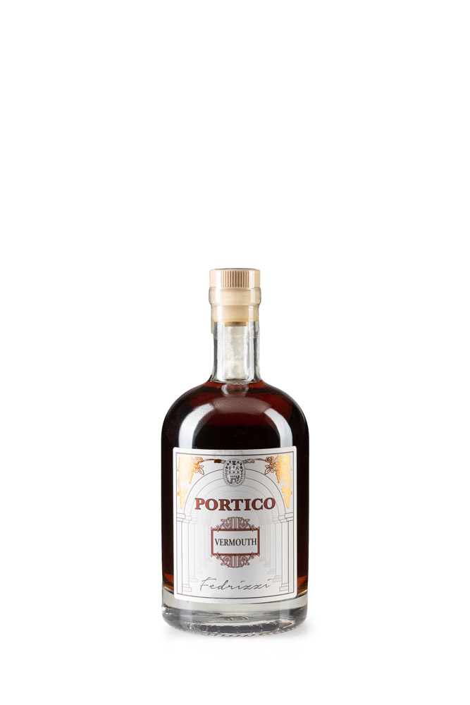 Bottiglia di Vermouth Portico Fedrizzi fotografata su sfondo bianco per catalogo prodotto