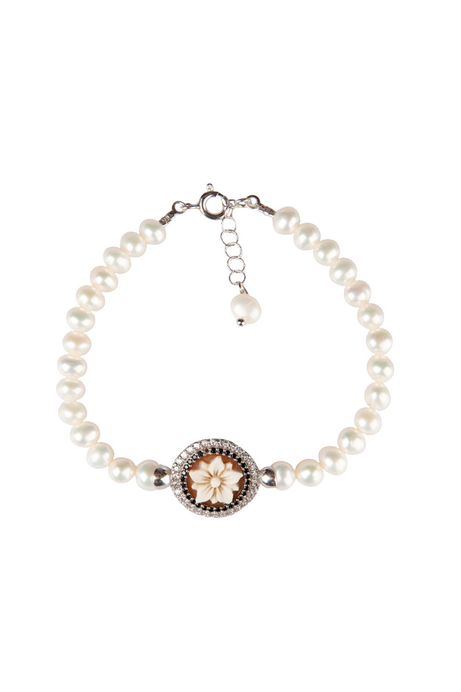 Bracciale di perle con cammeo floreale fotografato su sfondo bianco per catalogo gioielli