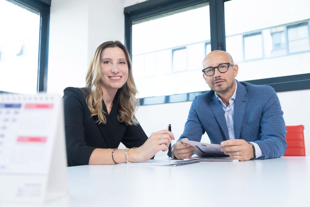 itratto corporate di due collaboratori in ufficio durante un servizio fotografico aziendale