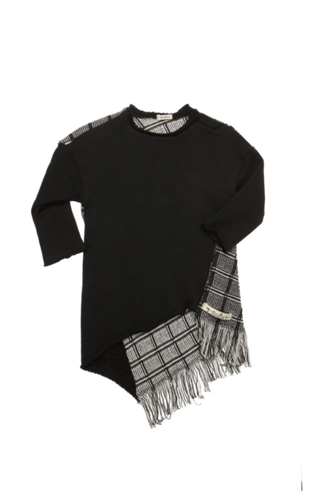 Maglione nero con inserto a righe e frange fotografato per catalogo di abbigliamento