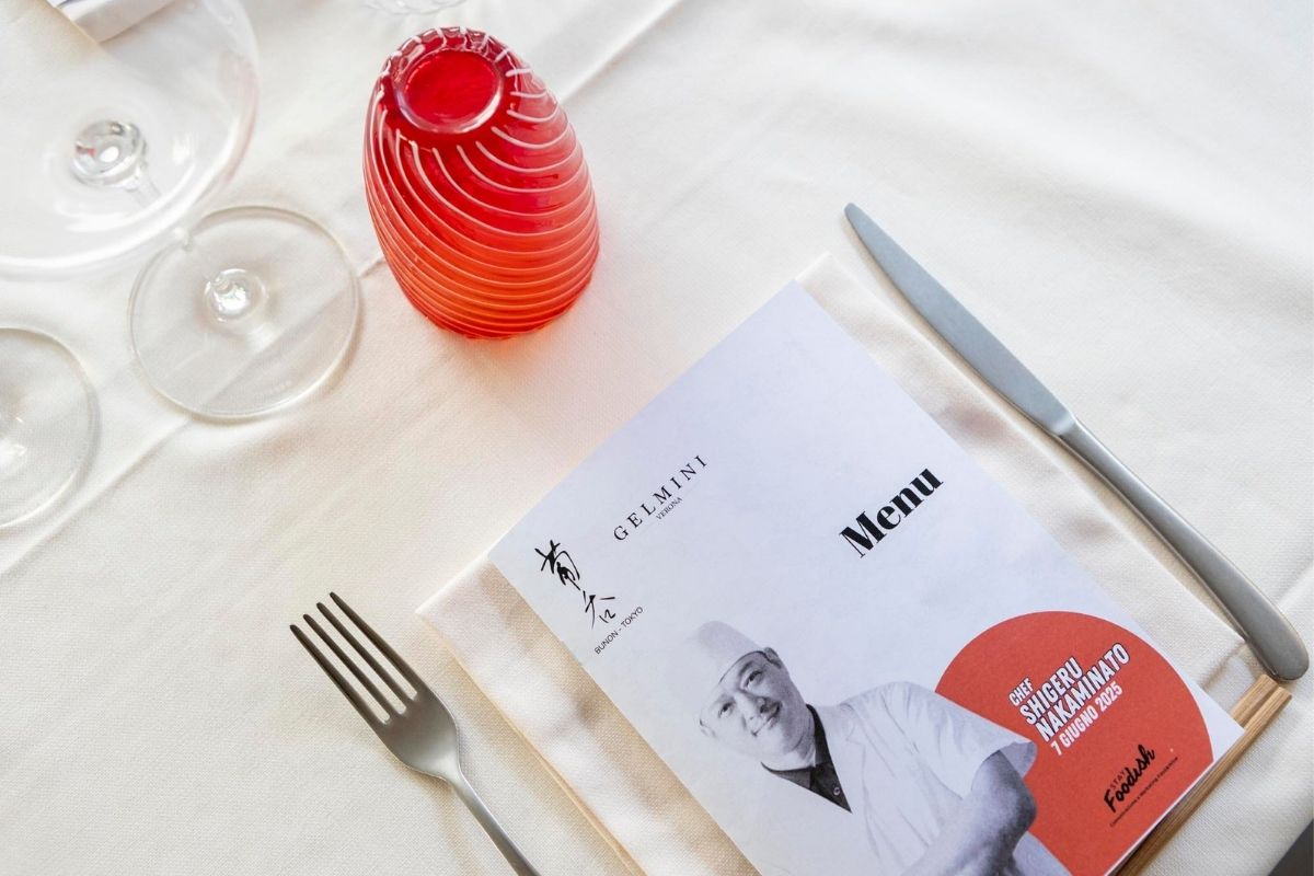 Menu di degustazione con calice e posate