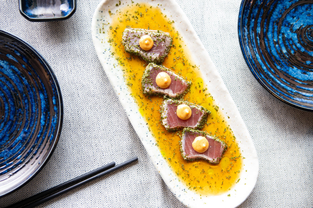 Piatto di tataki di tonno fotografato per un servizio food & wine